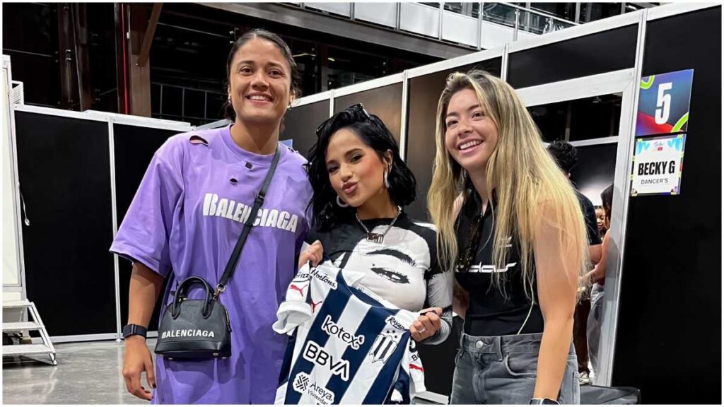 Becky G presume jersey de las Rayadas del Monterrey | X: @Rayadas