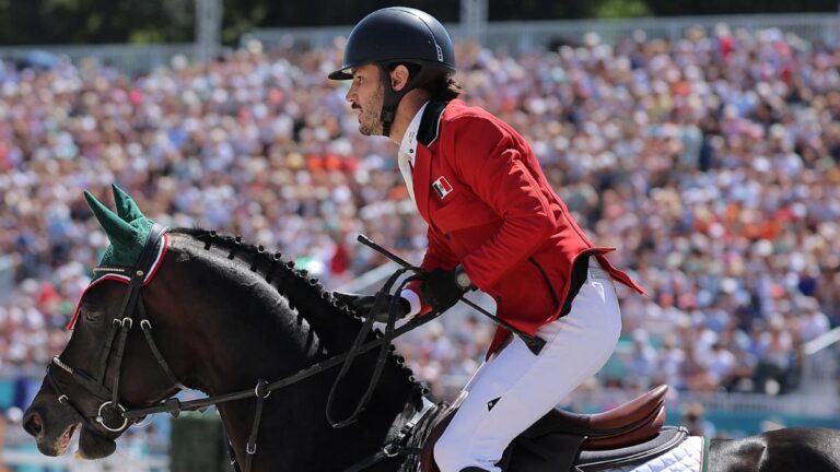 Andrés Azcárraga sufre aparatoso accidente con su caballo en la final de salto ecuestre de Paris 2025