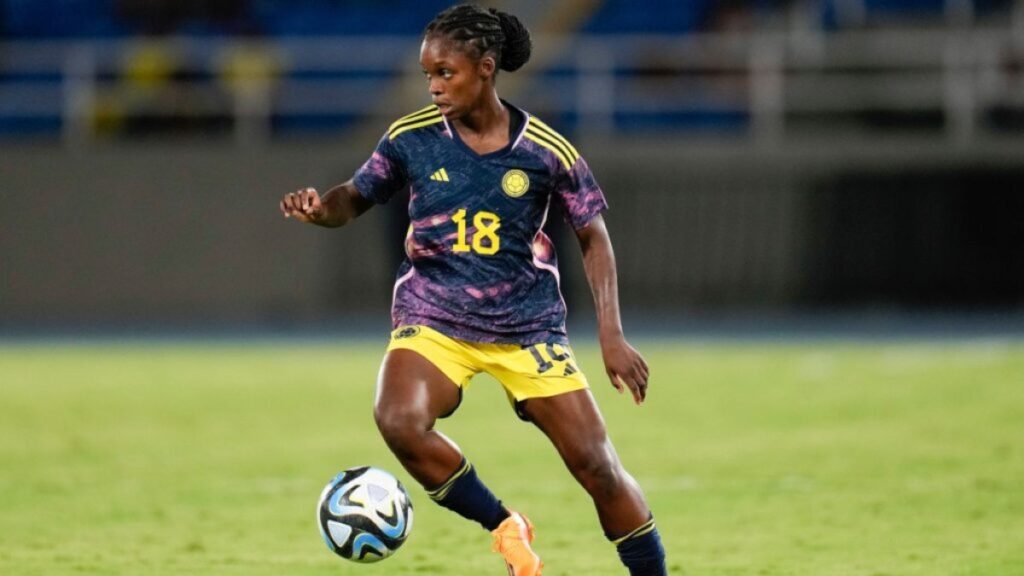 Linda Caicedo jugando con la Selección Colombia.