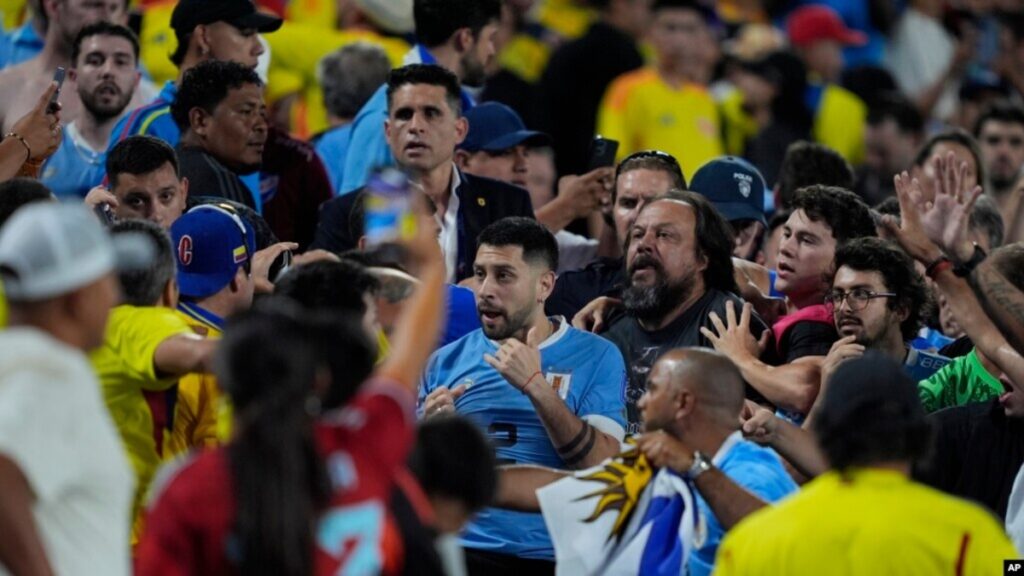 Pelea entre jugadores uruguayos e hinchas colombianos | AP.