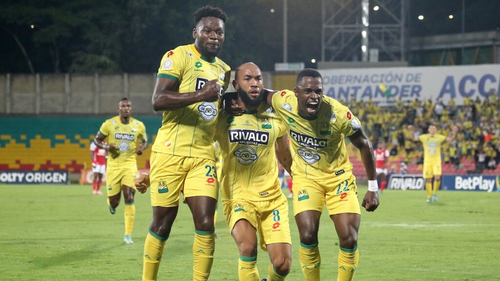 Jugadores de Atlético Bucaramanga celebran un gol. - Vizzor Image.