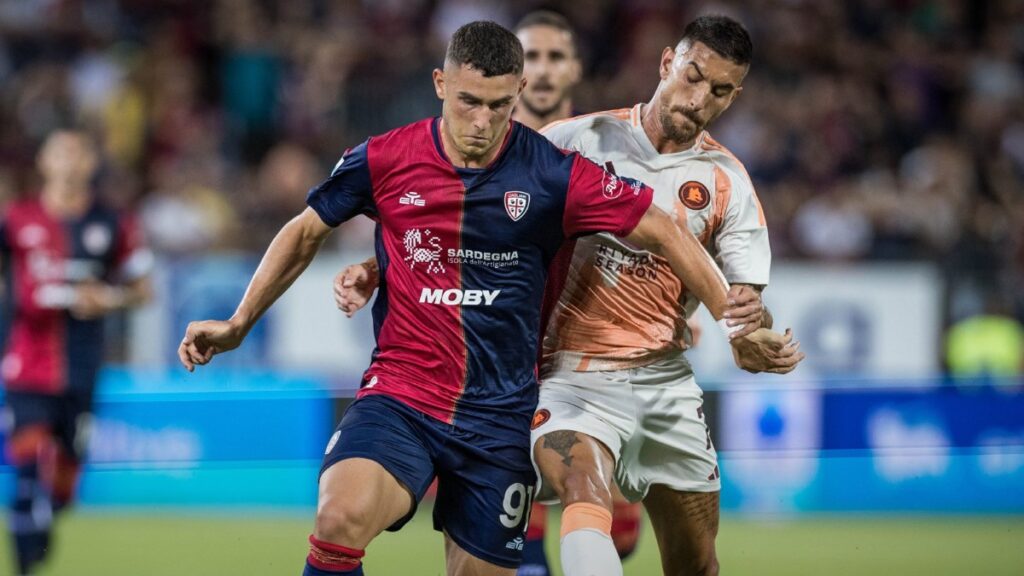 Roberto Piccoli y Lorenzo Pellegrini disputan la pelota. - @CagliariCalcio.