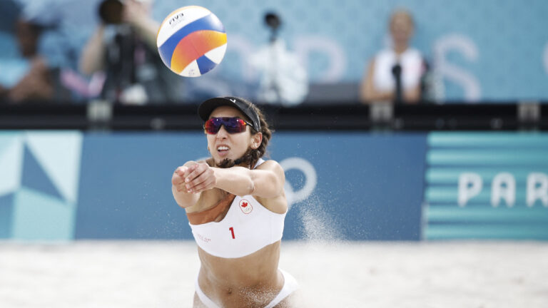 Highlights de voleibol de playa en Paris 2024: Resultados de los cuartos de final femenil