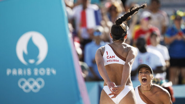 Highlights de voleibol de playa en Paris 2024: Resultados de las semifinales femenil