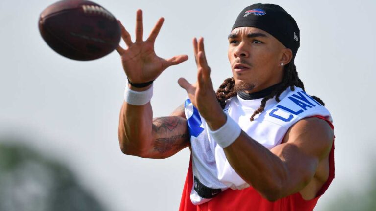 Los Bills colocan en la lista de lesionados a Chase Claypool, firman al QB Ben DiNucci