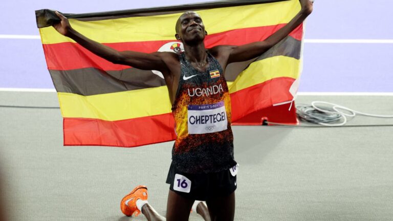 ¡Nuevo récord olímpico en atletismo! Joshua Cheptegei gana oro en la final de los 10 mil metros varonil