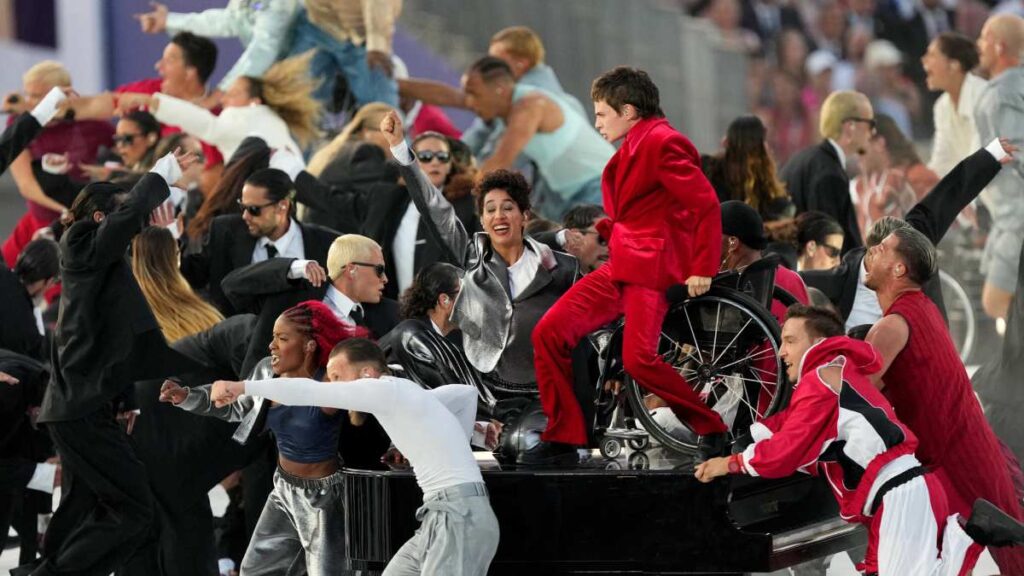 Christine and the Queens durante la Ceremonia de Inauguración de los Juegos Paralímpicos Paris 2024