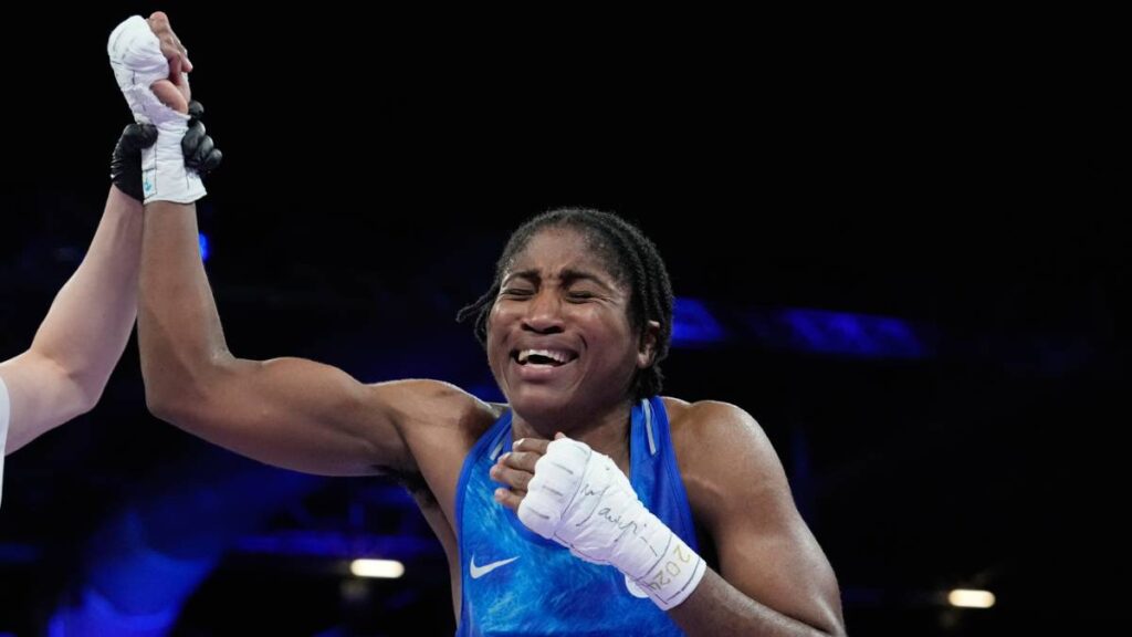 Cindy Ngamba celebra el pase a las semifinales en el boxeo. Reuters