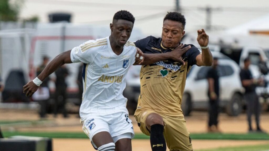 Émerson Córdoba y Jean Pineda disputan la pelota. - @MillosFCoficial.