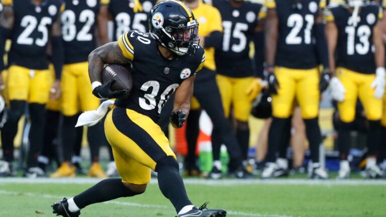 ¡Duro golpe para los Steelers! Jaylen Warren sale del encuentro ante Bills por lesión