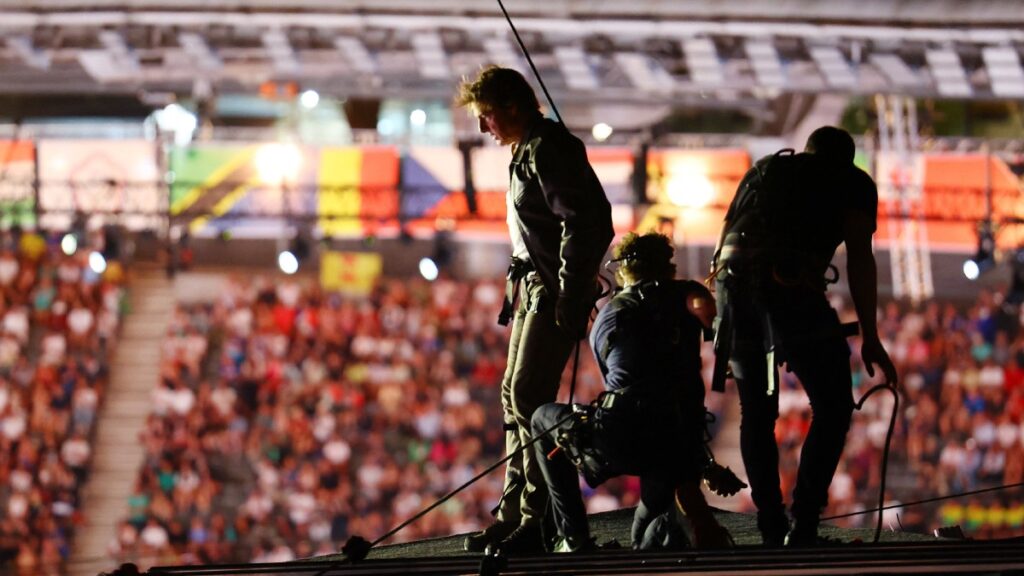 Así se preparó al actor Tom Cruise para su saltó desde el techo del Stade de France | Reuters