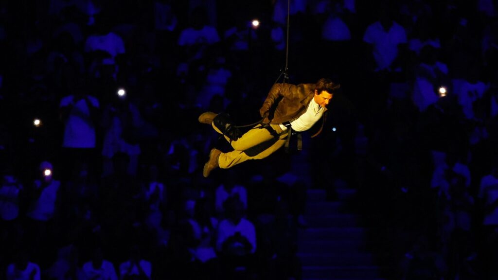 Tom Cruise guió su caída desde el techo del Stade de France con una turbina en su pierna derecha | Reuters