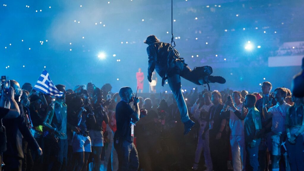 Tom Cruise saltó desde el techo del Stade de France y cayó entre los atletas | Reuters