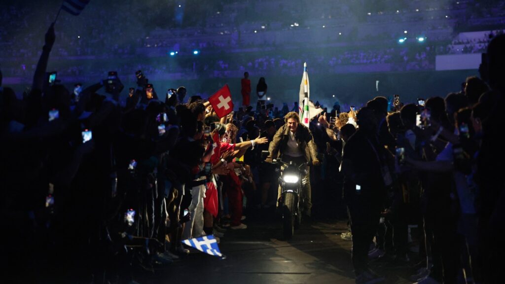 Tom Cruise salió del estadio en motocicleta con la Bandera Olímpica | Reuters