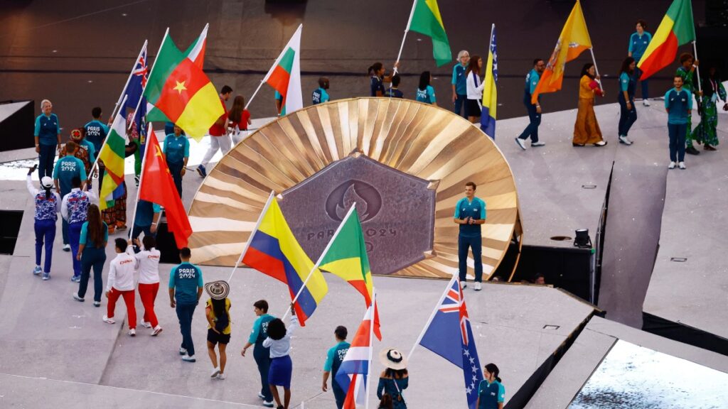 El desfile de banderas tuvo una medalla de oro al centro del escenario | Reuters