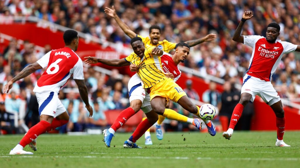 Danny Welbeck y William Saliba disputan la pelota. - Reuters.