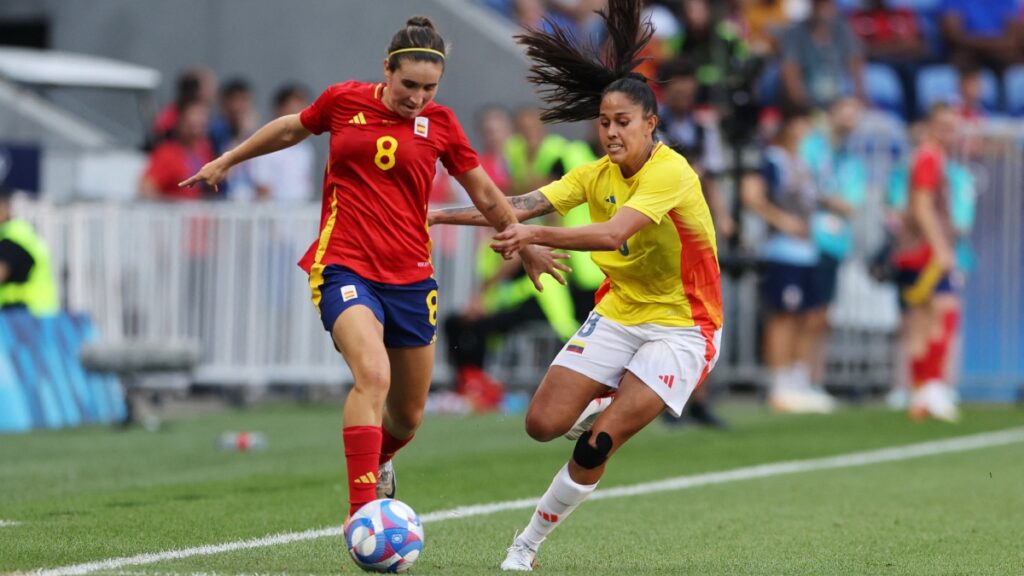 Una postal del duro juego entre España y Colombia. Reuters