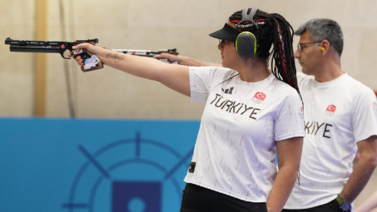 ¡Un estilo único! Así es como Yusuf Dikec consiguió la plata en la final de pistola de aire en equipos mixtos de Paris 2024