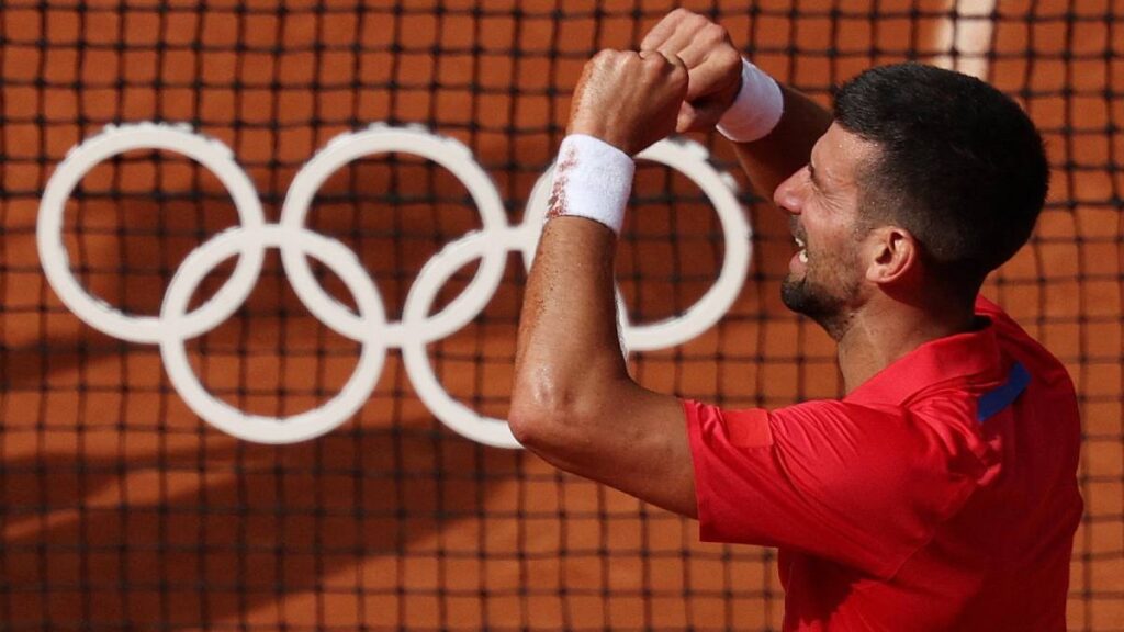 Novak Djokovic celebra el triunfo en la final del tenis de Paris 2024. Reuters