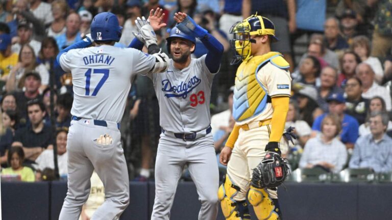 Mookie Betts y Shohei Ohtani se vuelan la barda para llevar a los Dodgers al triunfo sobre Milwaukee