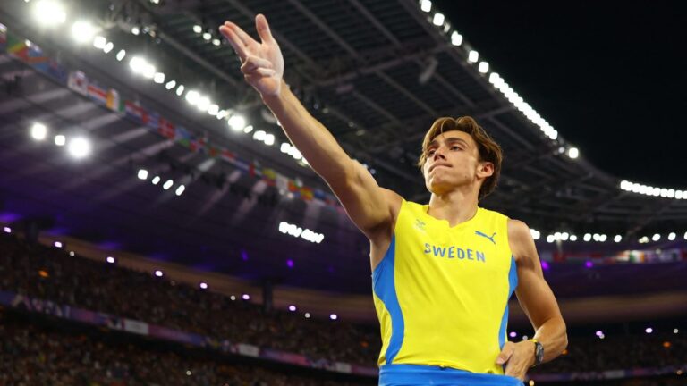 ¡Leyenda viviente! Armand Duplantis rompe su propio récord mundial y es bicampeón olímpico en salto con pértiga