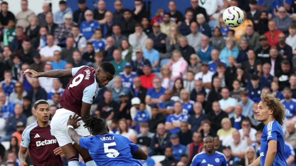 Jhon Jáder Durán cabecea para su gol ante el Leicester. - Reuters.