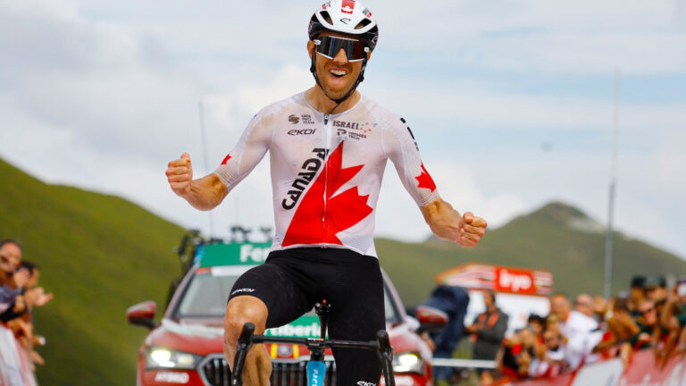 Michael Woods gana en el Puerto de Ancares y Primoz Roglic da un duro golpe en la general de La Vuelta