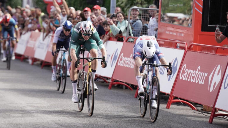 Kaden Groves vence a Wout Van Aert tras un intenso sprint final en Villablino y lo deja con la miel en los labios