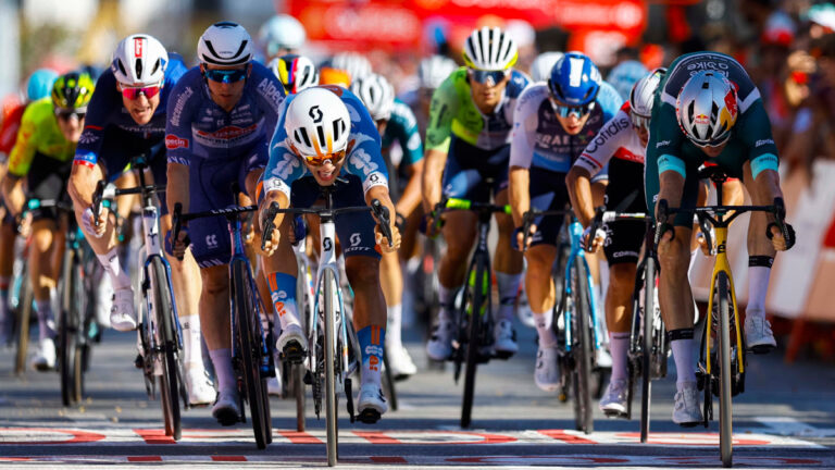 Pavel Bittner vence a Wout Van Aert en un final de photo finish y consigue su primer triunfo en La Vuelta