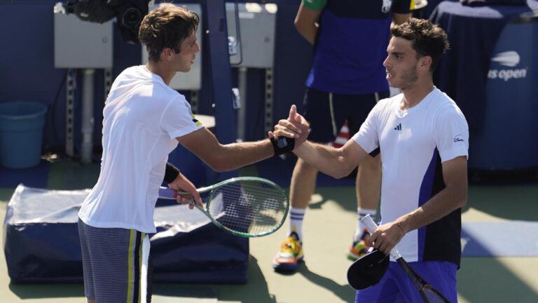 Tomás Etcheverry sufre por las condiciones del US Open pero se lleva el duelo de argentinos ante Cherundolo