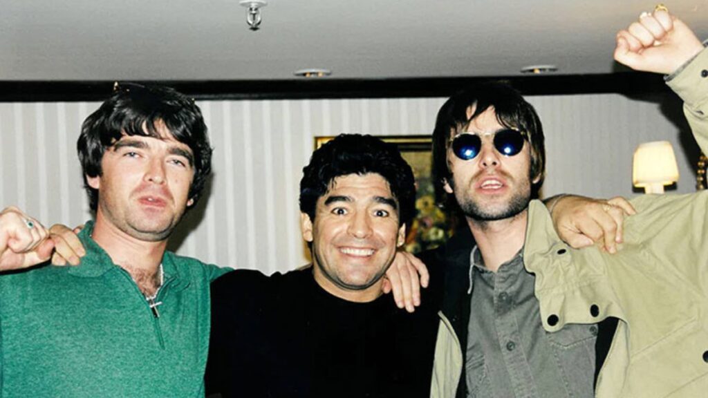 Diego Maradona junto a los hermanos Liam y Noel Gallagher