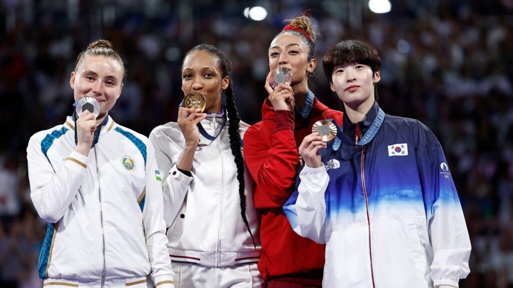 La francesa Althea Laurin se llevó la medalla de oro en los +67kg femenil de taekwondo en París | Reuters