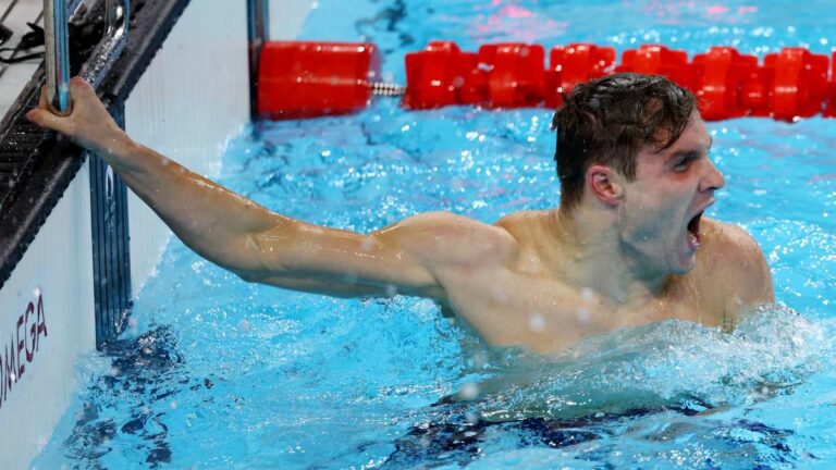 ¡Impresionante! Bobby Finke rompe el récord mundial de los 1500m estilo libre varonil en Paris 2024