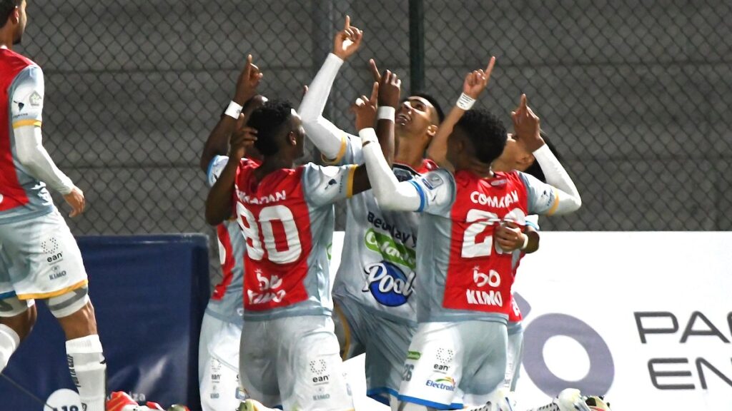 Jugadores de Fortaleza celebran el gol. - Vizzor Image.