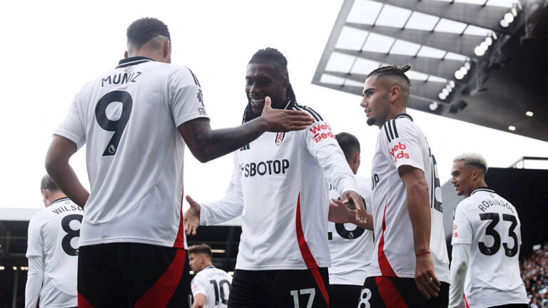 El Fulham de Raúl Jiménez se impone al Leicester City y logra su primera victoria en la Premier League