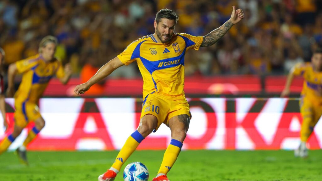 Gignac recibe el amor de su afición | Imago7