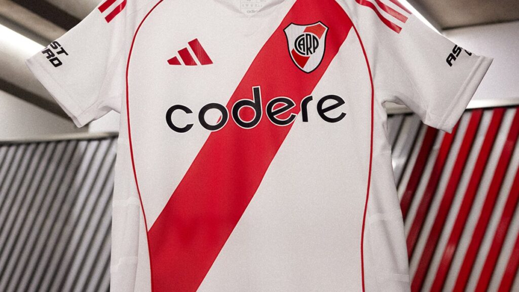 Así es la nueva camiseta titular de River para la temporada 24/25 | @RiverPlate