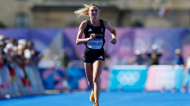 ¡Increíble! La británica Rose Harvey corrió el maratón de Paris 2024 con la pierna fracturada: “No podía rendirme”