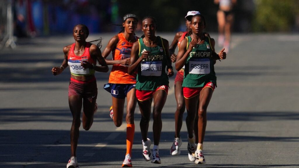 Hassan y el grupo puntero del maratón de Paris 2024