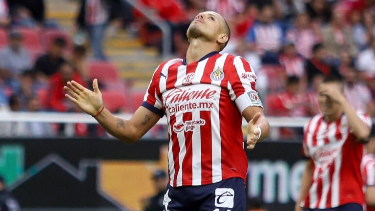 Chicharito Hernández externa sus deseos de recuperarse de su lesión y regresar con Chivas