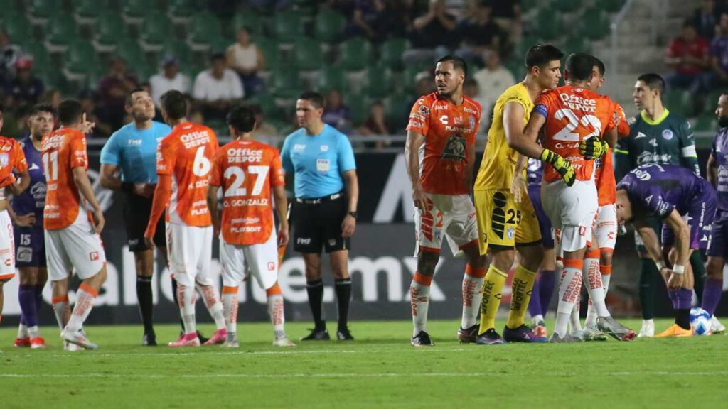 ¡Mal y de malas! Pachuca se queda sin Salomón Rondón y sin Gustavo Cabral ante Mazatlán FC por expulsión