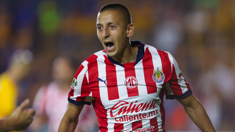 Chivas renovará a Piojo Alvarado hasta 2028 y se olvida de la propuesta del fútbol brasileño