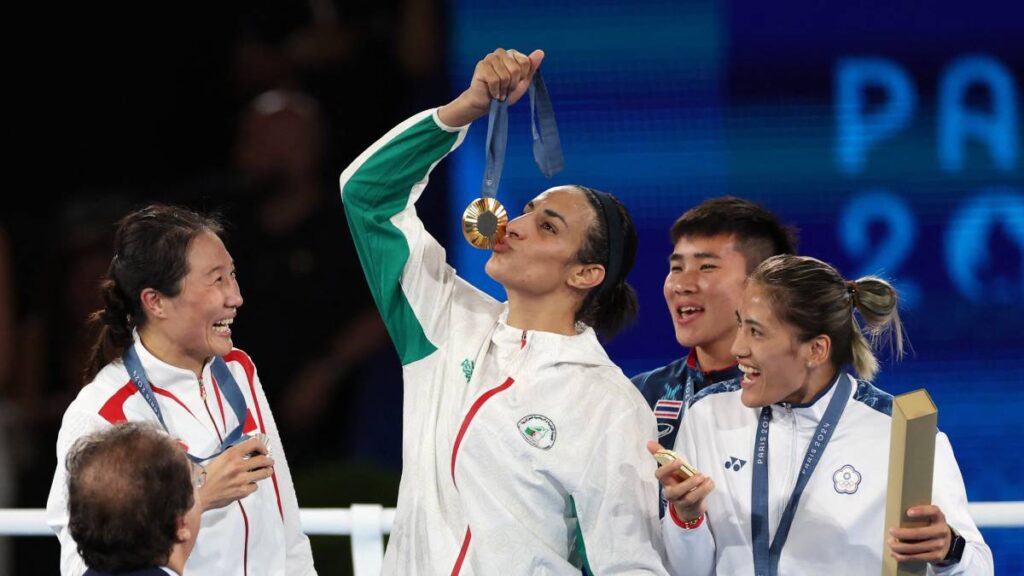 Imane Khelif celebra con la medalla de oro. Reuters