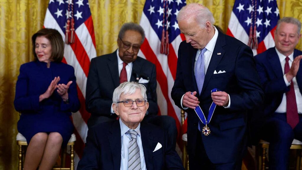 Joe Biden otorgó una Medalla Presidencial de la Libertad a Donahue. Reuters