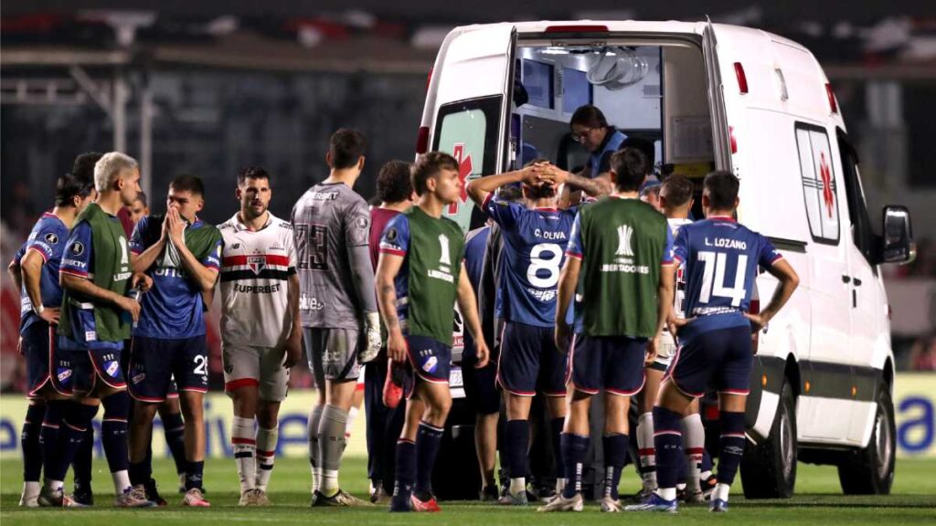 Juan Izquierdo se mantiene en cuidados intensivos tras desplomarse en partido del Nacional