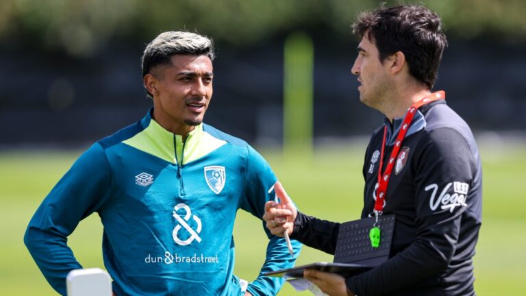 Julián Araujo entrena con el Bournemouth de cara al inicio de la Premier League