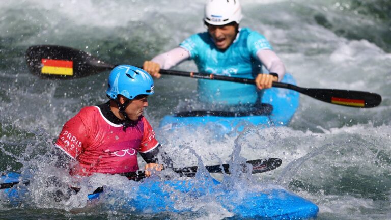 Highlights de canotaje slalom en Paris 2024: Resultados de los cuartos de final y semifinales de kayak cross femenil y varonil