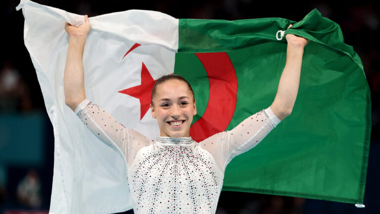 Kaylia Nemour consigue un oro histórico para Argelia en la final de barras asimétricas de Paris 2024