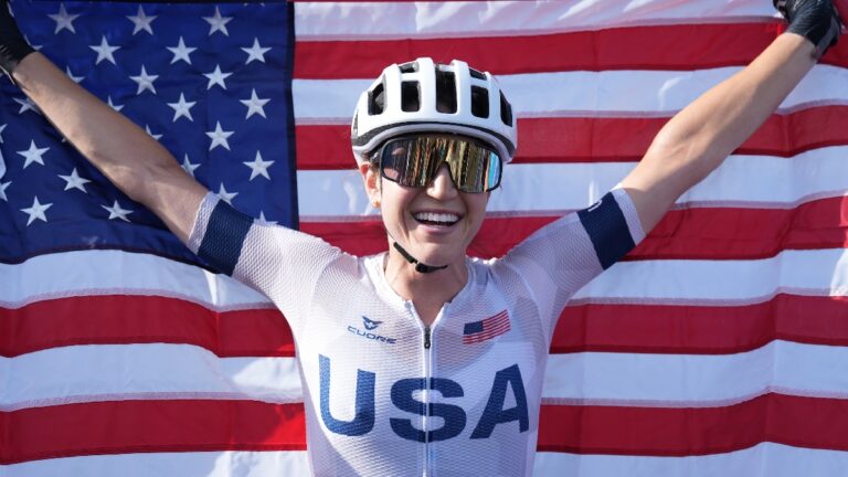 Kristen Faulkner se ‘baña’ de oro en ciclismo de ruta; Paula Patiño y Marcela Prieto, lejos de medallas