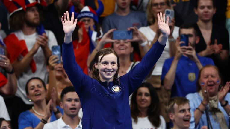 Katie Ledecky se convierte en la mujer estadounidense más condecorada en los Juegos Olímpicos